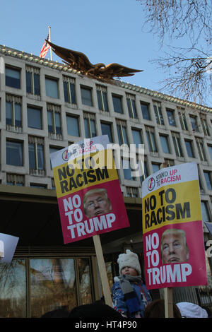 LONDON, Regno Unito - 21 gennaio: contestatori tenere premuto su cartelloni al di fuori dell'Ambasciata americana in anticipo delle donne del marzo a Londra come parte di una campagna internazionale sul primo giorno intero di Donald Trump assumerà la presidenza il 21 gennaio 2017. Il London marzo è uno dei quasi 700 sorella marche che si svolge in oltre sessanta paesi, gli organizzatori hanno lo scopo di evidenziare la questione dei diritti delle donne che percepiscono per essere minacciato dalla nuova amministrazione americana. © David Mbiyu/Alamy Live News Foto Stock