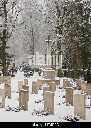 British tombe di guerra dalla seconda guerra mondiale ha la propria sezione e un alto monumento a croce al Vestre Gravlund cimitero di Oslo Norvegia Foto Stock