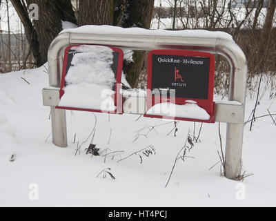 Quick resto piega fuori sede per chiunque stanco di aspettare per il taxi a Lørenskog Norvegia su un inverni freddi giorno Foto Stock