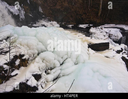 I castelli di ghiaccio e la fiaba abstracts costruito dalla cascata naturale di acque di Akerselva attraverso Oslo Norvegia, il congelamento sulla sua strada giù Øvre Foss Foto Stock