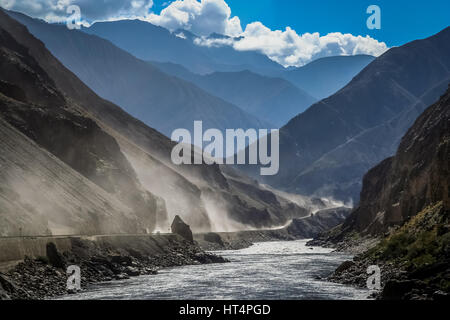 Polverosa strada di montagna dal Tibet orientale alla provincia di Yunnan in Cina Foto Stock