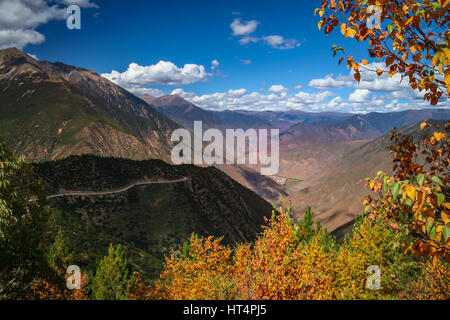 La strada attraverso la valle di montagna nella provincia di Yunnan, Cina del Sud Foto Stock