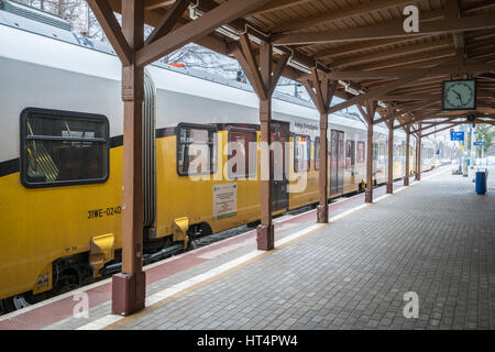 Szklarska Poreba, Polonia - Febbraio 2017 : Pronto alla partenza treno locale in piedi su una piattaforma sulla stazione ferroviaria in Szklarska Poreba, Polonia Foto Stock