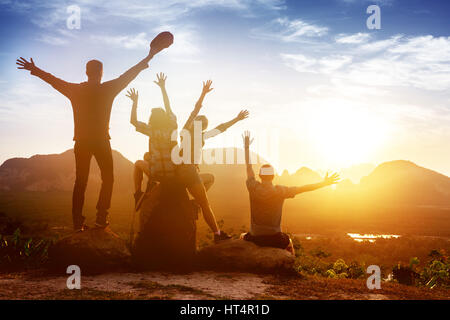 Gruppo amici sunrise montagne felice Foto Stock