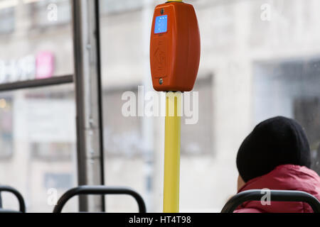 Clsoe il punto di vista del lettore del biglietto a bordo del tram in Europa Foto Stock