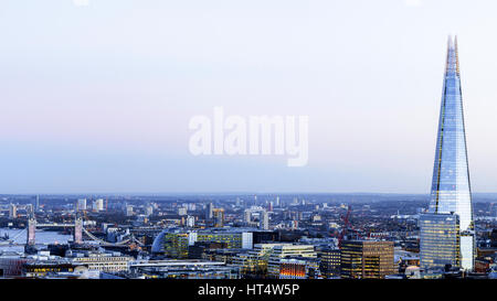 Guardando verso sud-est di Londra dall'alto, con vista di Shard e il Tower Bridge di Londra, Regno Unito Foto Stock