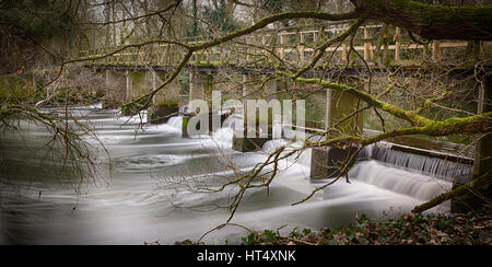 L'acqua che scorre attraverso la cascata a Beeleigh, nr Maldon, Essex Foto Stock