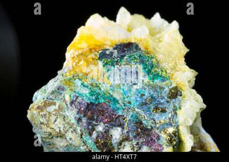 Calcopirite o minerale di pavone (rame solfuro di ferro) e malachite (carbonato di rame) con quarzo. Dal Mynach vale il mio. Ceredigion, Galles. Foto Stock