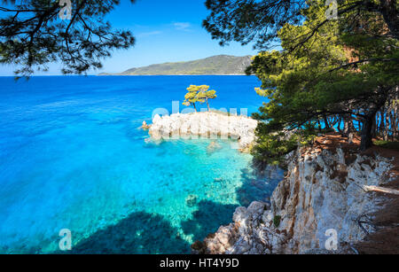 Cape Amarentos e il Mama Mia 'tre alberi' point, Skopelos, Grecia Foto Stock