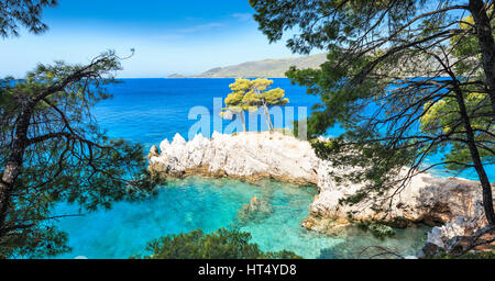 Cape Amarentos e il Mama Mia 'tre alberi' point, Skopelos, Grecia Foto Stock