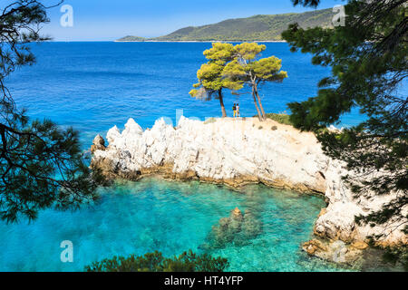 Cape Amarentos e il Mama Mia 'tre alberi' point, Skopelos, Grecia Foto Stock