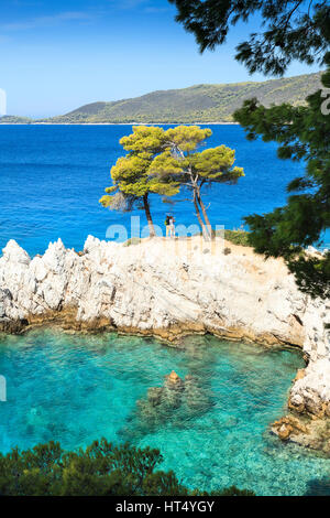 Cape Amarentos e il Mama Mia 'tre alberi' point, Skopelos, Grecia Foto Stock