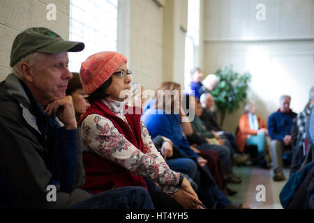 I membri della comunità di ascoltare come un rappresentante eletto reagisce alle domande dal pubblico a febbraio 26, 2017 Town Hall in Pennsylvania, Stati Uniti d'America. Foto Stock