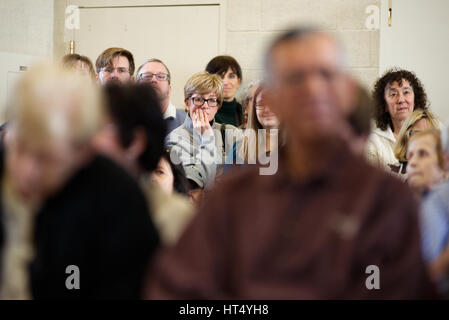 I membri della comunità di ascoltare come un rappresentante eletto reagisce alle domande dal pubblico a febbraio 26, 2017 Town Hall in Pennsylvania, Stati Uniti d'America. Foto Stock