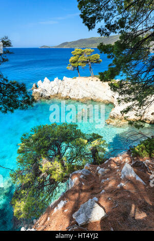 Cape Amarentos e il Mama Mia 'tre alberi' point, Skopelos, Grecia Foto Stock