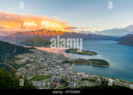 Vista del lago Wakatipu e Queenstown al tramonto, Ben Lomond riserva paesaggistica, Berkgette il Remarkables,, Otago Southland Foto Stock