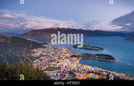 Vista del lago Wakatipu e Queenstown all'alba, di Ben Lomond riserva paesaggistica, Berkgette il Remarkables,, Otago Southland Foto Stock