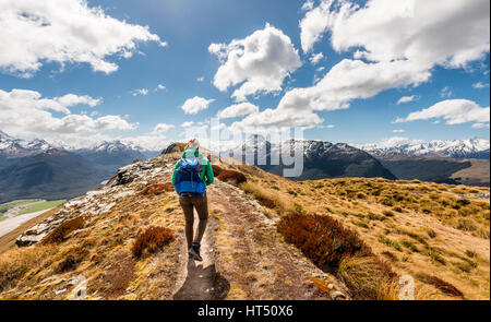 Escursionista su un sentiero escursionistico, Mount Alfred, Glenorchy a Queenstown, Alpi del Sud,, Otago Southland, Nuova Zelanda Foto Stock