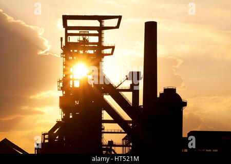In disuso impianto industriale ovest di Phoenix con altoforno 5, tramonto, Dortmund, distretto della Ruhr, Nord Reno-Westfalia, Germania Foto Stock
