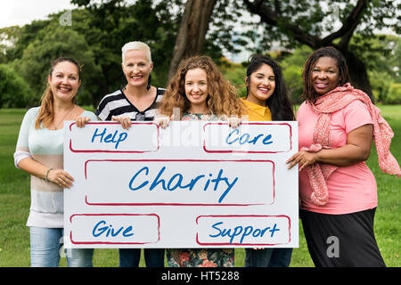 La carità donare dando di contribuire al sostegno del concetto di Volontariato Foto Stock