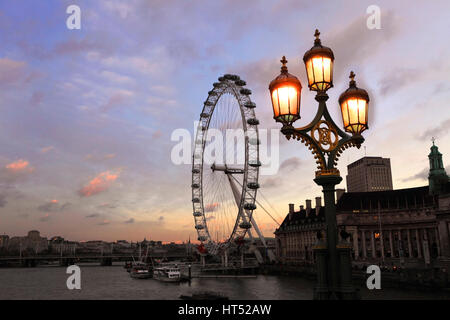 Estate tramonto, London Eye o Millennium Observation Wheel inaugurato nel 1999, South Bank, il fiume Tamigi, Lambeth, Londra, Inghilterra Foto Stock