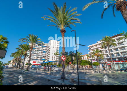 Sant Antoni de Portmany, Ibiza, Novembre 6th, 2013: Turismo in Spagna. La gente in attesa in corrispondenza di una stazione dei taxi. Fiancheggiata da palme parco pedonale & fontana. Foto Stock