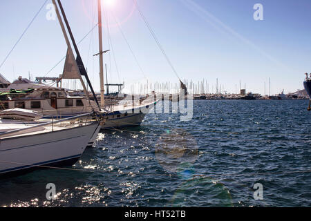 Vista di Yachts (barche a vela) parcheggiato a Yalikavak marina. Lens Flare gli effetti applicati immagine. Foto Stock