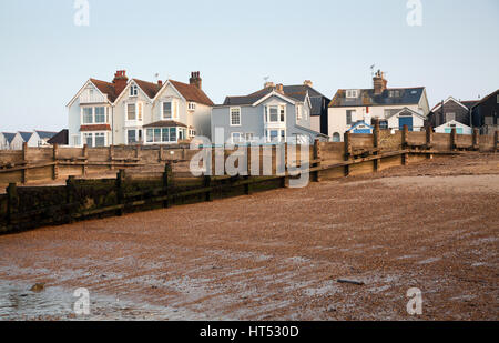 Fila di case sulla riva a Whitstable, Regno Unito Foto Stock