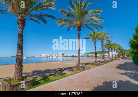 Ibiza sunshine sul lungomare di Sant Antoni de Portmany, fare una passeggiata a piedi lungo la passeggiata principale, ora un atrio in pietra, accanto alla spiaggia in un caldo Ibiza. Foto Stock