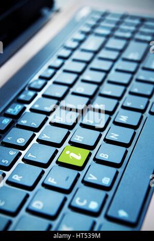 Verde pulsante info sulla tastiera del computer Foto Stock
