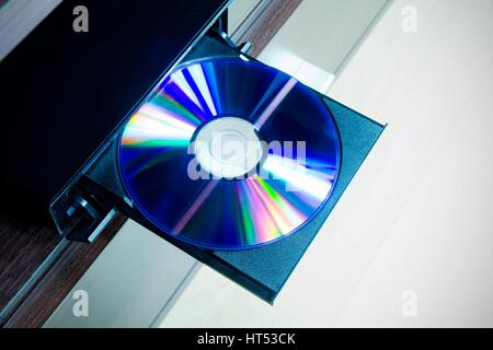 Il disco inserito al lettore DVD o lettore CD Foto Stock