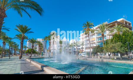 Mattino luminoso sole sulla piazza pedonale e parco Fontana. Alberghi in background. Graziosa Fontana Park in Sant Antoni de Portmany, Ibiza. Foto Stock