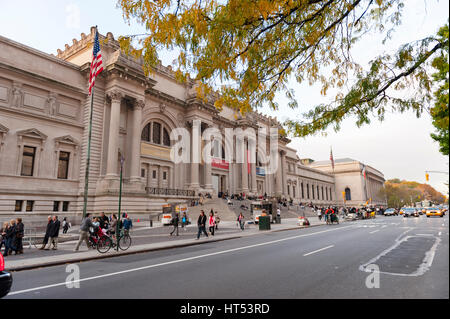 Facciata del Metropolitan Museum of Art (TEM) sulla Fifth Ave, New York City, NY, STATI UNITI D'AMERICA. Foto Stock