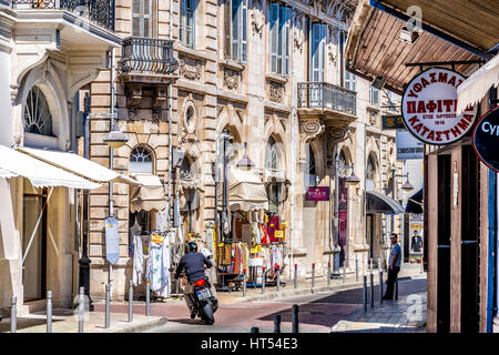 LIMASSOL, Cipro - 01 Aprile 2016: Limassol città vecchia con British architettura coloniale. Foto Stock