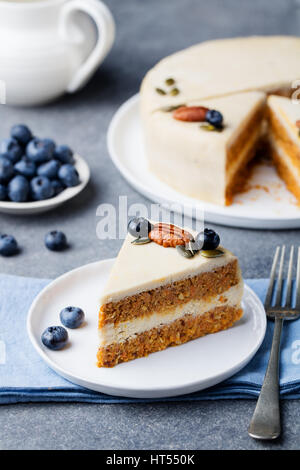 Vegano materie torta di carote. Cibo sano. La pietra grigia sullo sfondo Foto Stock