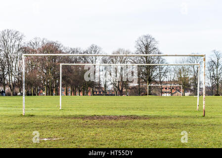 Vista giorno di calcio Campo verde in Inghilterra. Foto Stock