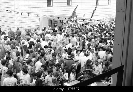 Una folla di gente che prende parte all'annuale Italian street party a Warner Street in Clerkenwell, Londra il 21 luglio 1990. Il partito segue la processione religiosa di Santa Maria del Carmelo in ciò che è stato tradizionalmente il quartiere italiano di Londra. Foto Stock