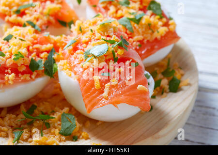 Uova ripiene con salmone pinchos tapas dalla Spagna ricette pintxos Foto Stock
