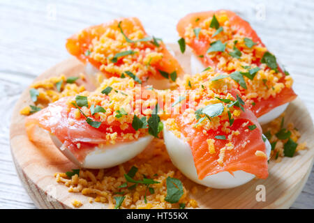 Uova ripiene con salmone pinchos tapas dalla Spagna ricette pintxos Foto Stock