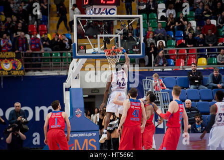 Mosca, Russia - 27 gennaio 2017: Bryant Dunston (42) punteggio sul gioco del basket CSKA vs Anadolu Efes sul campionato regolare di Eurolega il 27 gennaio 2017, a Mosca, in Russia. Il CSKA ha vinto 80:77 Foto Stock