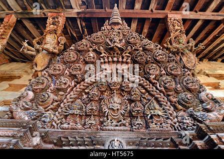 Sofisticato intaglio in legno su un tempio indù a Kathmandu, Nepal Foto Stock