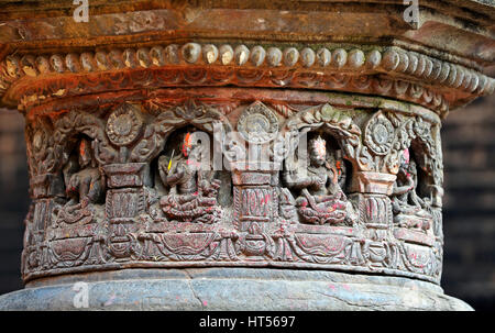 Figure scolpite di pietra su un tempio indù pubblico, Kathmandu, Nepal Foto Stock