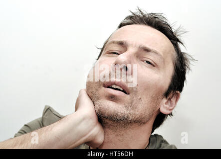 Giovane uomo che soffre di mal di denti, mal di denti dolore, gonfiore del volto Foto Stock