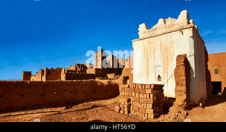 Profitti santuario in lui Glaoui Kasbah di Tamedaght nella valle Ounilla circondato dalla hammada (stoney) deserto ai piedi delle colline di Altas Foto Stock