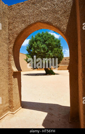 Arabesque adobe arch al cortile interno del Alaouite Ksar Fida costruito da Moulay Ismaïl secondo dominatore del marocchino dinastia Alaouite ( reig Foto Stock