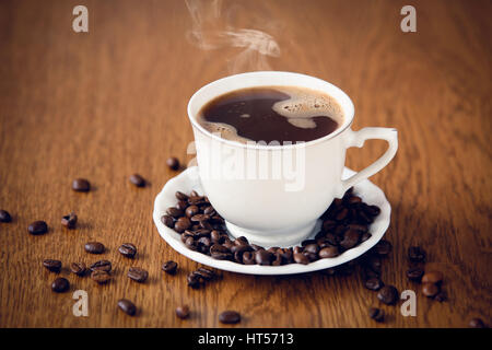 Nero caldo il caffè con i chicchi crudi Foto Stock