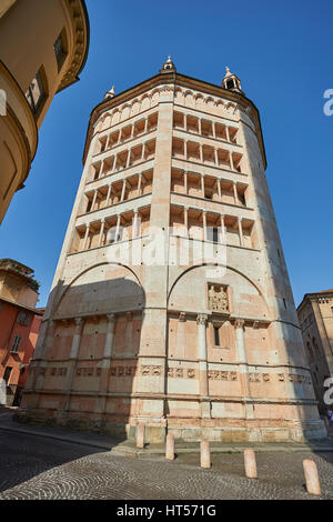 Esterno del romanico a pianta ottagonale del Battistero di Parma, circa 1196, (il Battistero di Parma), Italia Foto Stock