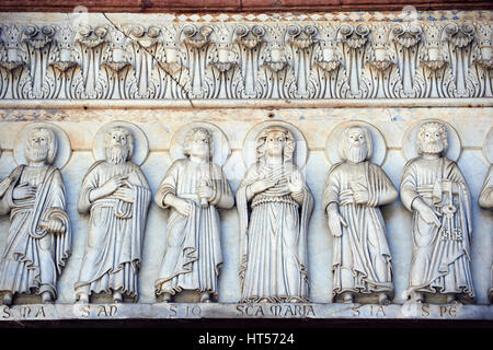 Tardo Medioevo sculture in rilievo del typanuim della porta principale raffigurante Santa Maria e gli apostoli , la Cattedrale di San Martino, Duomo di Lucca, Foto Stock