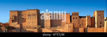 Esterno del mattone di fango kasbah Taourirt, Ourrzazate, Marocco, costruito da pascià Glaoui. Un sito Patrimonio Mondiale dell'Unesco Foto Stock