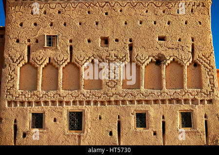 Esterno del mattone di fango kasbah Taourirt, Ourrzazate, Marocco, costruito da pascià Glaoui. Un sito Patrimonio Mondiale dell'Unesco Foto Stock